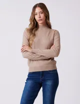 Buzo blanco de la marca Ninety Clothing, con cuello alto y manga larga, confeccionado en tejidos combinados.