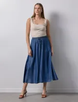 Falda larga de lyocell color celeste, con pretina ancha elastizada con lazo y bolsillos delanteros.
