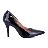 Zapato de tacón alto Korium, color negro charol, con punta fina y detalle de logo dorado en el lateral.