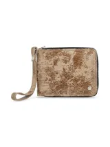 Billetera negra de cuero con cierre de cremallera y correa de mano.