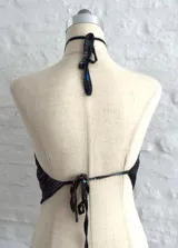 Top marrón con estampado abstracto en tonos azules, con tiras para atar en el cuello y la espalda.