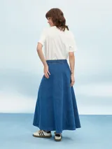 Falda larga de jean azul, con corte evasé y diseño cruzado.