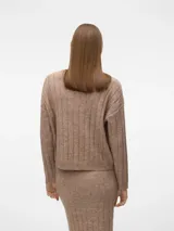 Sweater de punto color beige, con cuello redondo, mangas largas y puños acanalados.