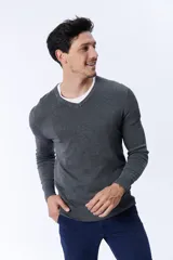 Sweater gris melange de tejido de punto con escote en V y mangas largas.
