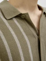 Polo de punto con fit relajado y diseño estructurado. Tejido estilo urbano con cuello tipo camisa, cierre con botones y mangas cortas.