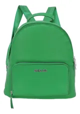 Mochila verde con textura símil cuero, cierre superior y bolsillo frontal con cierre.