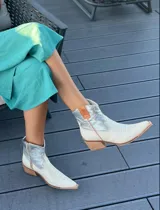 Bota texana de cuero color rojo, con caña corta, cierre lateral y taco cuadrado.