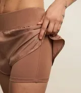 Bermuda deportiva de microfibra color blanco, corte runner con cintura elástica y forro interno.