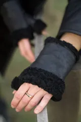 Mitones negros de cuero con borde de corderito.