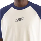 Remera blanca con mangas raglán azul marino y logo de Santa Cruz estampado en el pecho.