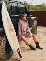 Buzo de algodón color lila con cuello redondo y calce holgado. Estampado en el frente con la frase "Ride the Wave".