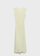 Vestido midi color amarillo pálido, de corte recto y sin mangas, con cuello redondo y efecto arrugado.