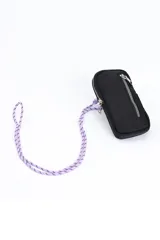 Porta celular de nylon con doble cierre, diseño minimalista y correa ajustable.
