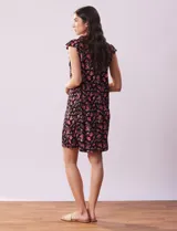 Camisón corto negro con estampado de lunares blancos, escote en V con puntilla blanca y botones.