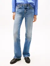 Pantalón de jean de tiro medio con corte bootcut, color celeste claro con efecto de lavado. Cierre con cremallera y botón, cinco bolsillos y logo bordado en el bolsillo trasero.