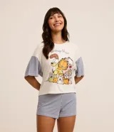Conjunto de pijama corto de viscosa con remera de mangas cortas rayadas y estampado de Garfield, y short estilo bóxer a rayas con cintura elástica.