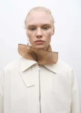 Campera blanca con cierre frontal y cuello marrón de seda.