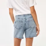 Short de jean celeste con bordados de flores blancas.