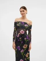 Top ajustado de mangas largas, con hombros descubiertos y estampado floral.