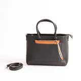 Cartera negra con doble asa corta y correa larga extraíble. Tiene bolsillo externo con cierre color marrón.