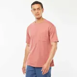 Camiseta color salmón de corte recto, manga corta con dobladillo y bolsillo en el pecho.