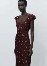 Vestido midi color borgoña con estampado de pequeñas rosas rosadas, escote en V, mangas cortas abullonadas y abertura en la espalda.