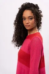 Vestido tejido con diferentes puntos, mangas oxford y forro interior desmontable.