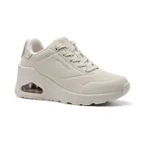 Championes Skechers Street Uno Wedge color blanco con detalles plateados. Zapatillas con plataforma, capellada de cuero sintético, cordones y plantilla Air Cooled Memory Foam.