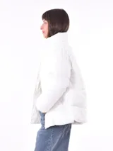 Campera acolchada color azul marino, con cierre frontal y cuello alzado.