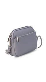 Bandolera pequeña color negro, de material símil cuero, con correa fina y herrajes plateados.