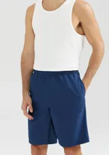 Short de baño azul marino liso, con cintura elástica y bolsillos laterales.