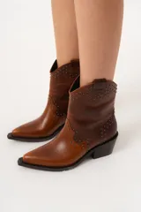 Bota texana de caña media-baja color marrón, con punta elegante y detalle de mini tachas.