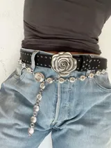 Cadena plateada para la cintura con eslabones circulares y colgantes ovalados.