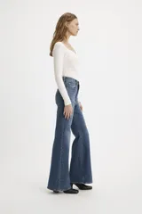 Pantalón de jean acampanado azul, de tiro alto y corte ajustado en la cadera.