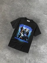 Remera negra de algodón con estampado frontal de Neo Pistea y la frase "Lealtad y Familia" en color azul eléctrico.