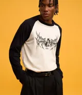 Remera masculina de algodón color blanco con mangas raglán negras, cuello redondo y estampa frontal de un gato con lettering "Chaos".