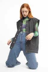 Remera de mangas largas de tul con cuello alto y estampado abstracto en tonos verdes, azules y violetas.