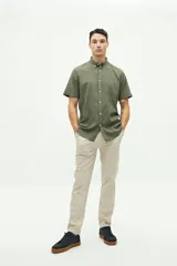 Camisa de manga corta color beige claro, confeccionada en lino y algodón, con fit regular y logo bordado en el pecho.