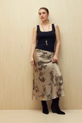 Musculosa blanca de algodón con escote cuadrado y detalle de encaje en el borde.