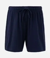 Conjunto de pijama masculino corto, compuesto por una remera de manga corta con cuello redondo y un short con cintura elástica y lazo. La remera presenta un estampado de rayas, mientras que el short es liso.