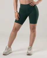 Calza biker de tiro alto, color verde oscuro, confeccionada en algodón y licra opaca. Presenta una faja doble tela sin elástico superior para mayor sujeción.