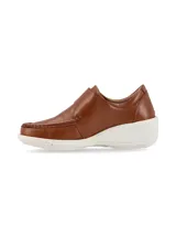 Zapato slip on color camel de cuero sintético, con elástico en el empeine y suela blanca.