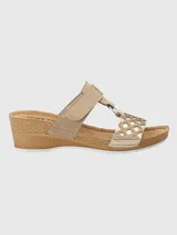 Sandalia Hush Puppies Bax III color negro con plataforma de cuña y ajuste con velcro.