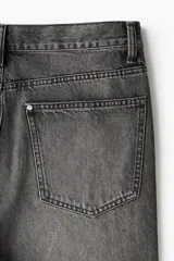 Short de denim de algodón rígido color gris oscuro con efecto lavado. Diseño de cinco bolsillos, corte holgado y tiro caído.