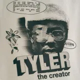 Canguro blanco con capucha y bolsillo delantero, con estampado de Tyler, the Creator.