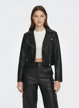 Campera estilo biker de efecto cuero negro, con cierre frontal asimétrico, solapas anchas con broches a presión y bolsillos con cierres metálicos.