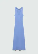 Vestido midi negro de punto fino, con cuello en pico, tirantes anchos y diseño entallado.