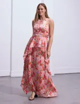 Vestido largo de gasa estampada con flores, escote halter, busto plisado, corte en la cintura con faja plisada, falda delantera con sobrecapa y abertura central en la espalda con cierre invisible.