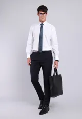 Camisa formal de diseño liso, con cuello italiano y mangas largas, confeccionada en una mezcla de algodón y spandex con detalles en tela oxford.
