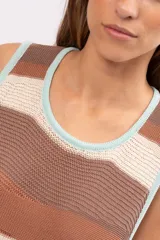 Vestido largo de punto a rayas horizontales en tonos marrón y beige, con cuello redondo y sisas con ribete celeste.